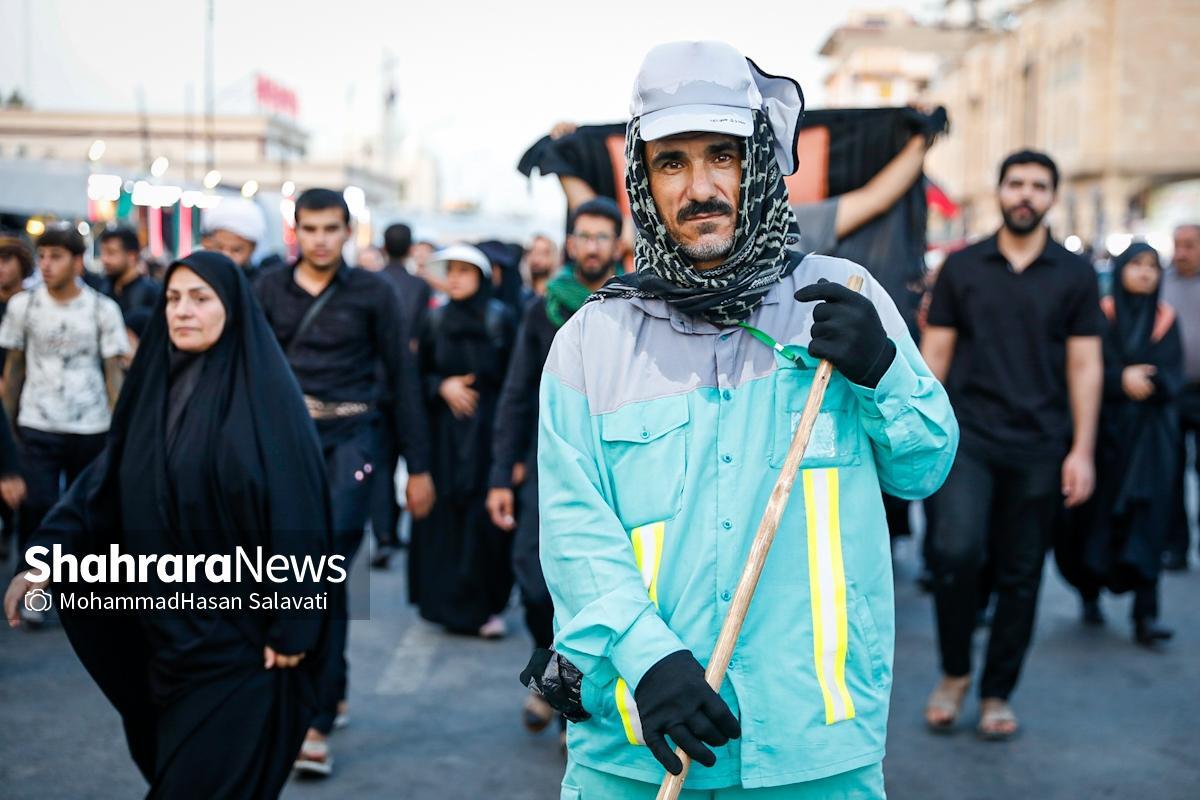 خادمان فیروزه‌ای پوش سرزمین خورشید این روز‌ها در نجف اشرف کاری کردند کارستان، آنها خاک پای زائران حسین (ع) را توتیای چشمان‌شان می‌کنند.