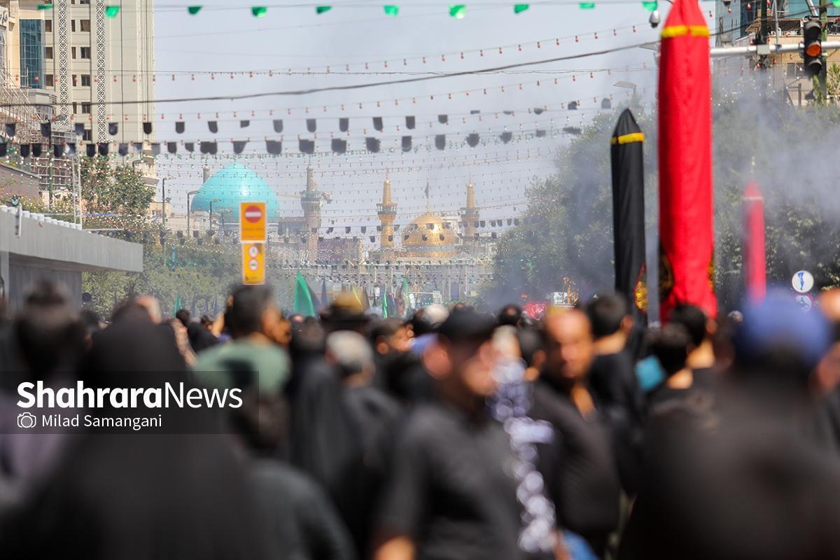 آیین باشکوه جاماندگان اربعین با فضاسازی متفاوت مسیر خیابان امام‌رضا(ع) و برپایی موکب‌های پذیرایی و اطعام متعدد، امروز از ساعت ۸ تا ۲۰ به‌صورت پیوسته درحال برگزاری است تا عموم زائران، مجاوران و عاشقان اباعبدالله الحسین‌(ع) از اقشار مختلف مردم بتوانند در روز اربعین، در محضر امام رئوف(ع) به عزاداری و سوگواری بپردازند.