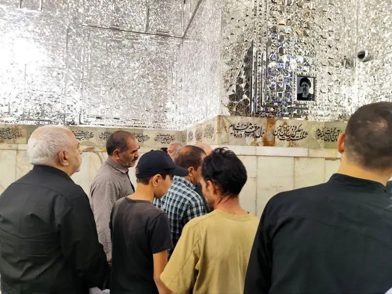 محمدجواد ظریف بر مزار شهید رییسی در حرم امام رضا(ع)+عکس