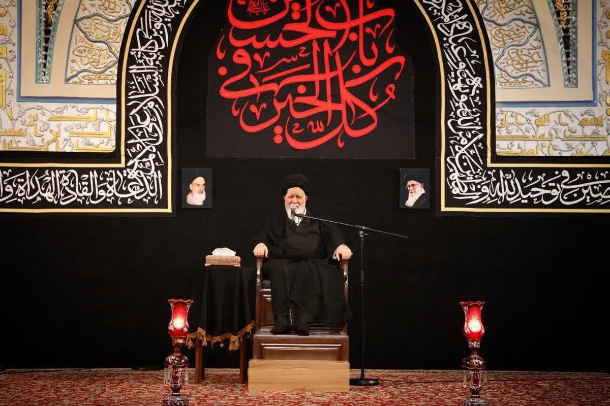 نماینده ولی فقیه در خراسان رضوی با تأکید بر اینکه اربعین حسینی یادآور الحاق سر مطهر امام حسین (ع) به پیکرشان و نماد تکامل نهضت عاشوراست، گفت: امروز جامعه اسلامی باید میان اسلام ناب محمدی و اسلام آمریکایی ـ که همان امتداد اسلام یزیدی است ـ تمایز قائل شود و خط حسینی را در تمام شئون زندگی، سیاست و حکومت حفظ کند.