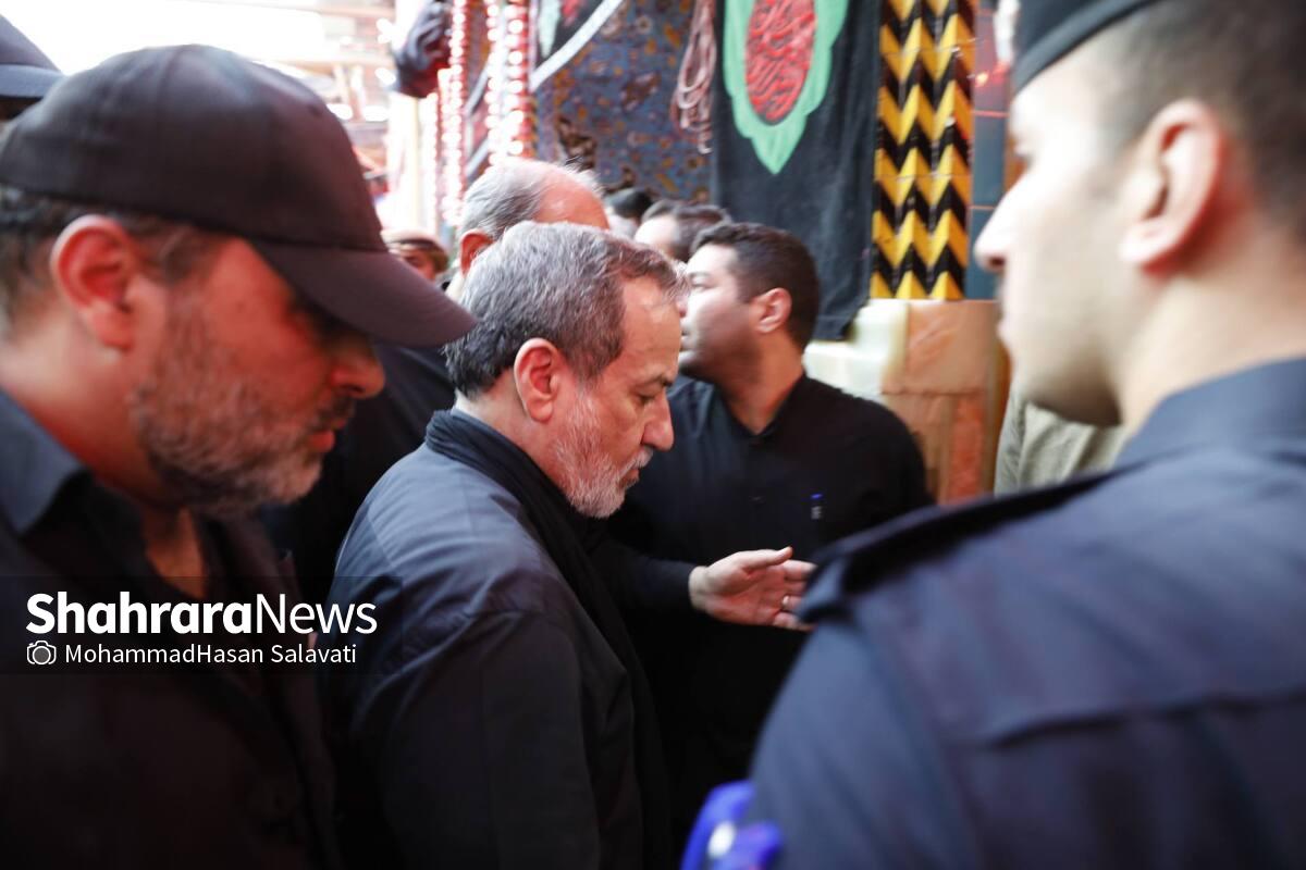 سیدعباس عراقچی، وزیر امورخارجه ایران در مراسم پیاده روی مسیر نجف به کربلا با زائران اربعینی هم مسیر شد.