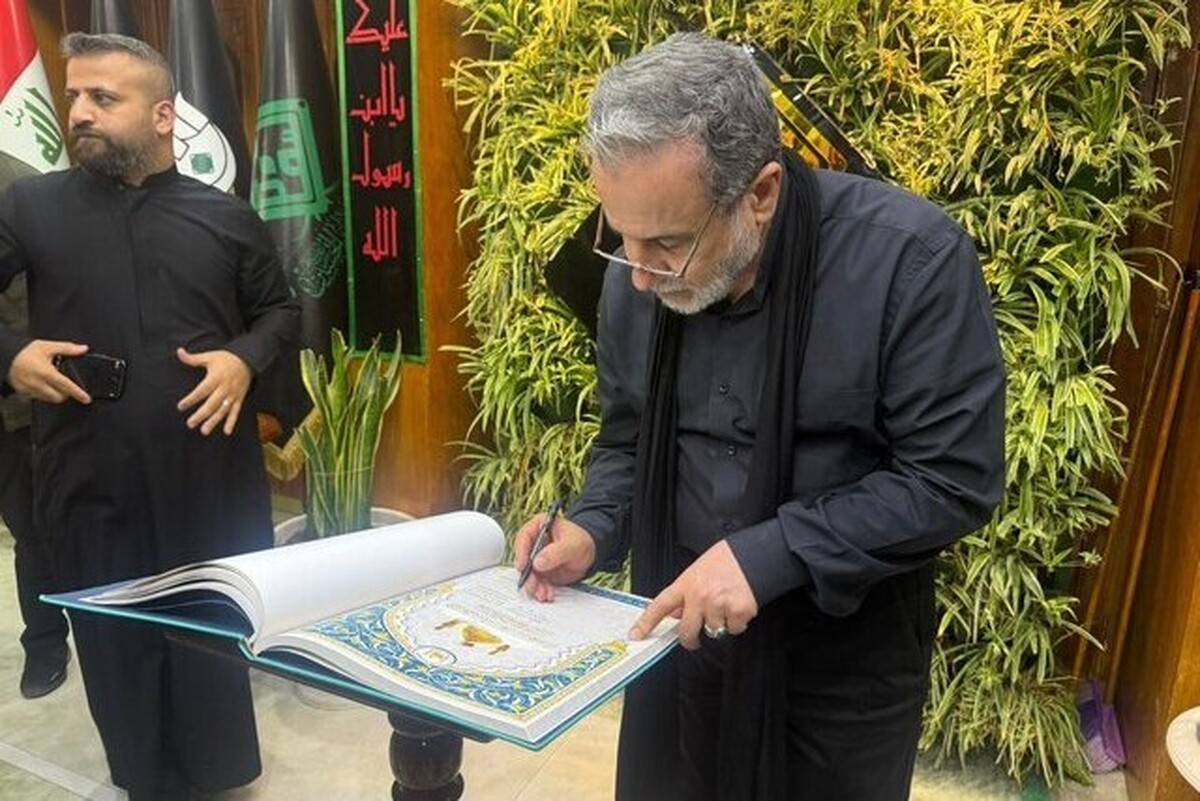 سیدعباس عراقچی وزیر خارجه جمهوری اسلامی ایران در جریان شرکت در راهپیمایی اربعین حسینی با مسئولان تولیت حرم مطهر حضرت اباعبدالله الحسین (ع) در کربلای معلی دیدار و رایزنی کرد .
