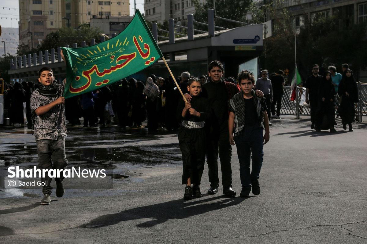 راهپیمایی جاماندگان اربعین حسینی در مشهد، همچنان با حضور پرشور دوستداران اهل‌بیت و اباعبدالله‌الحسین(ع) ادامه دارد.