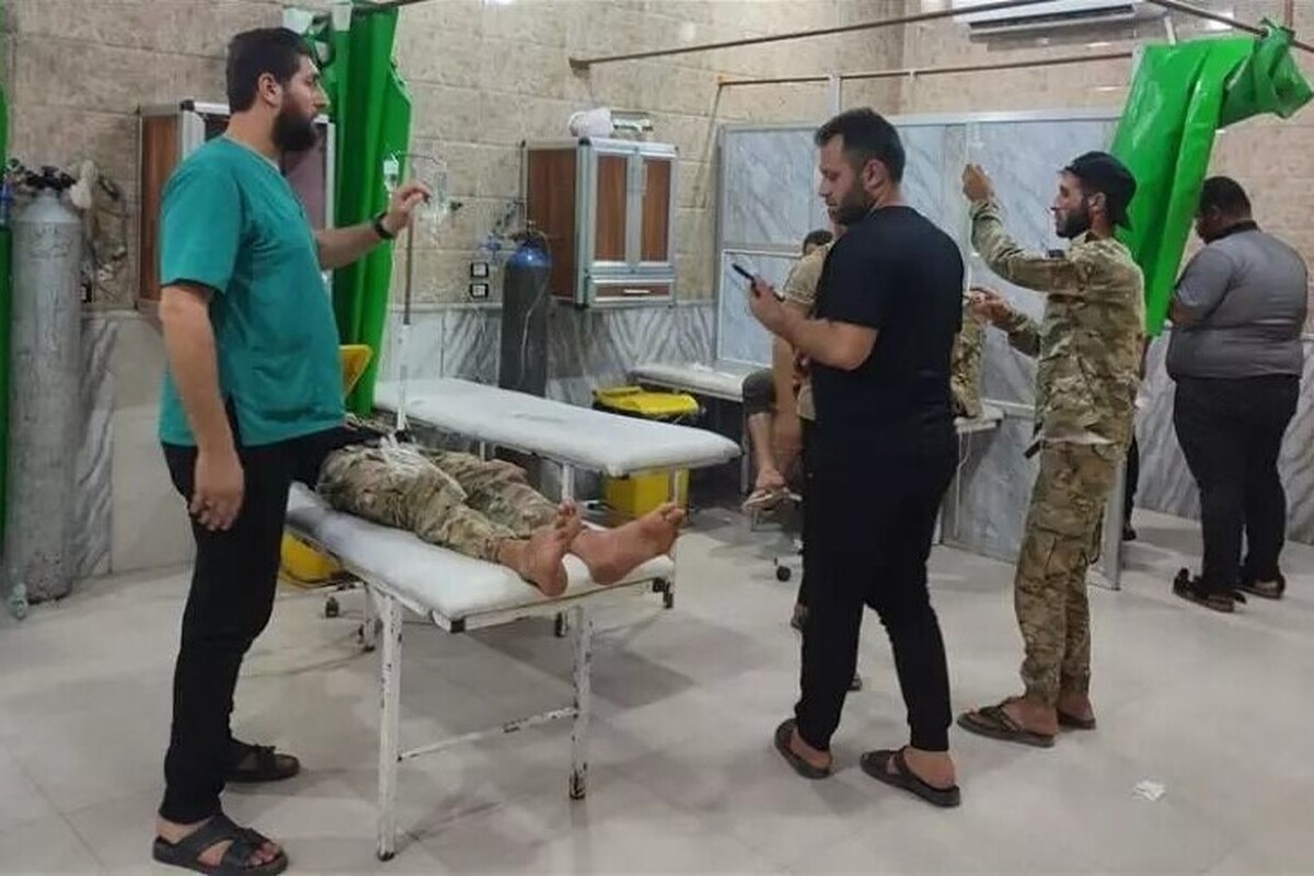 حدود ۵۰۰ نفر از نیرو‌های ارتش دولت موقت سوریه در حومه استان «حلب» در شمال این کشور به دلیل مسمومیت غذایی، به بیمارستان منتقل شدند.