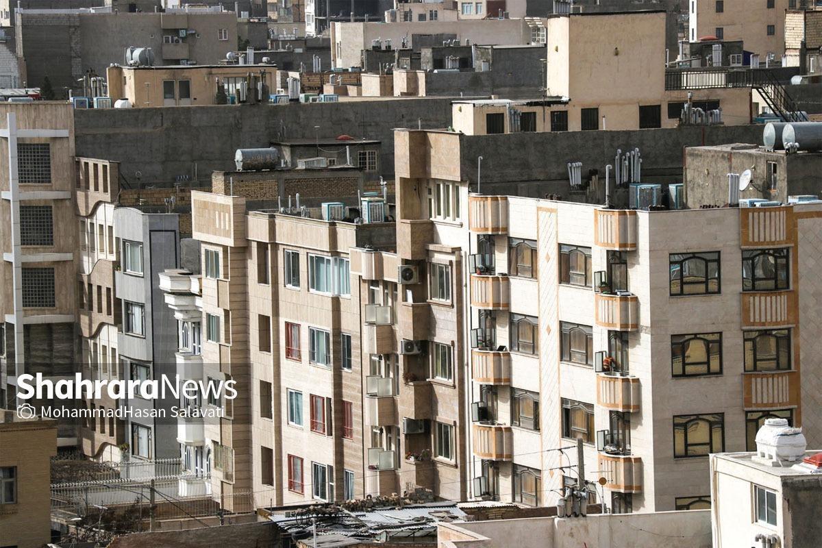 قیمت مسکن کاهش محسوسی را تجربه می‌کند و به گفته فعالان این بازار، قیمت‌ها در تهران متری ۳۰ تا ۵۰ میلیون تومان افت کرده است؛ اما طی یک ماه گذشته سایر بازار‌ها همچون ارز و طلا نوسان افزایشی داشتند. بخشی از نقدینگی در گردش به سمت کالا‌های نقدشونده سوق یافته و مسکن و ساختمان که از نیمه دوم سال گذشته در رکود بیشتر قرار گرفته، همچنان کساد است.