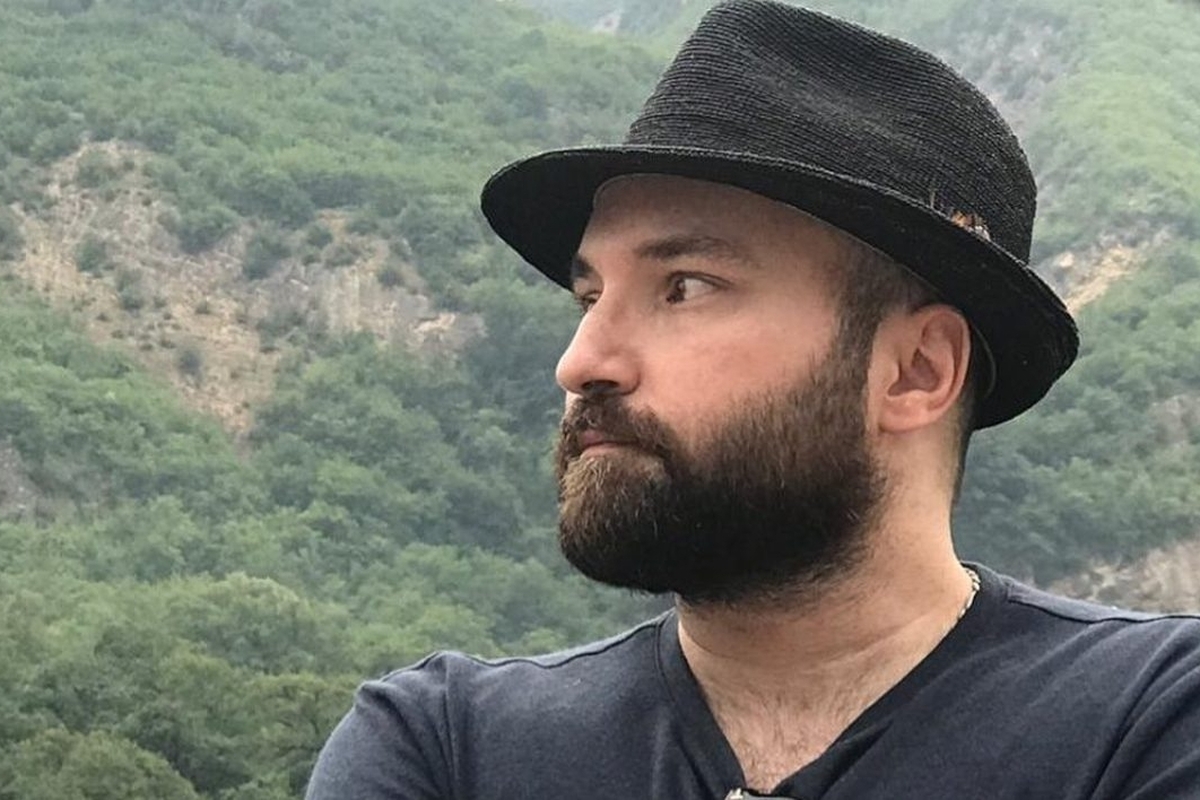 اکتای براهنی، کارگردان فیلم «پیرپسر»، در توضیحاتی درباره شخصیت «غلام باستانی» با بازی حسن پورشیرازی گفت این کاراکتر نه نماینده شر مطلق است و نه می‌توان او را شیطانی دانست، بلکه شخصیتی چندلایه با تناقض‌های انسانی است.