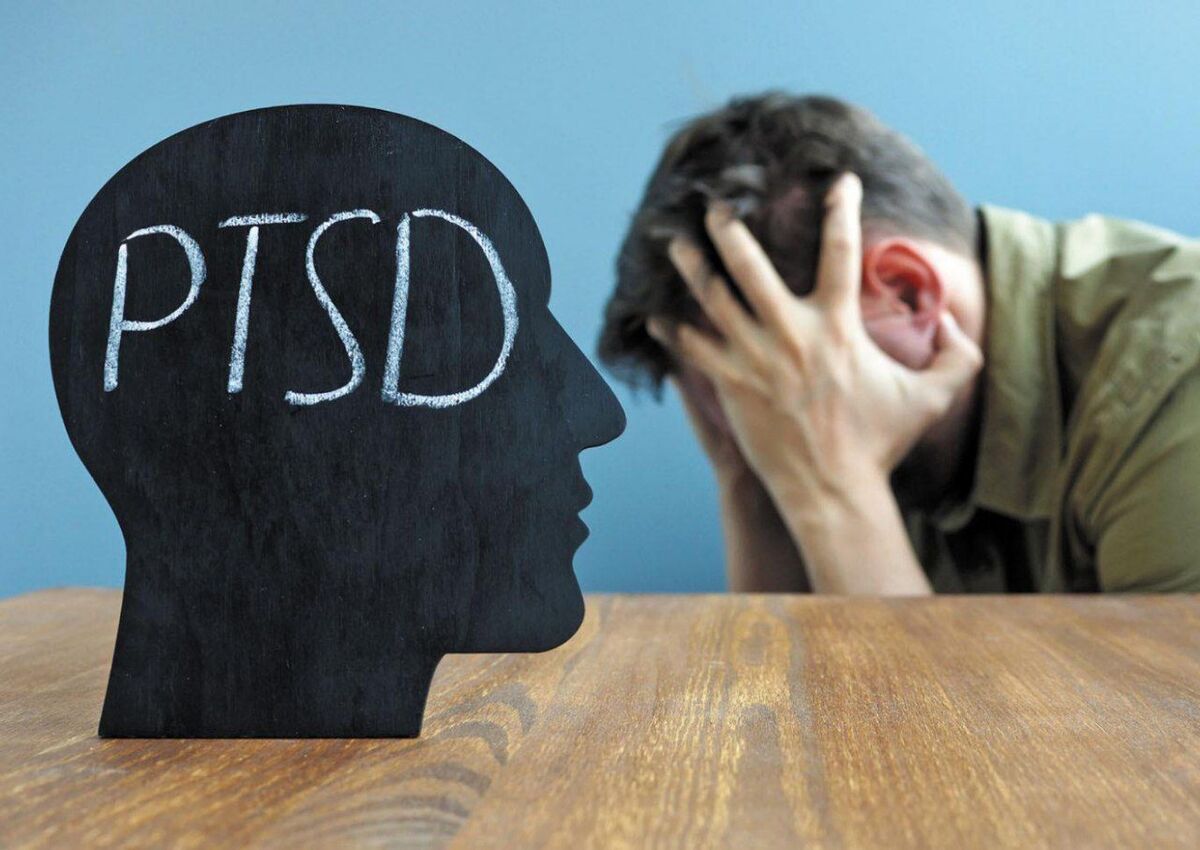 برای کنار آمدن با اختلال استرس پس از سانحه (PTSD)، مهم است که به دنبال کمک حرفه‌ای باشید. درمان‌های مختلفی از جمله روان‌درمانی، دارودرمانی یا ترکیبی از این دو وجود دارد که می‌تواند به افراد کمک کند تا علائم خود را مدیریت کرده و به زندگی عادی بازگردند.