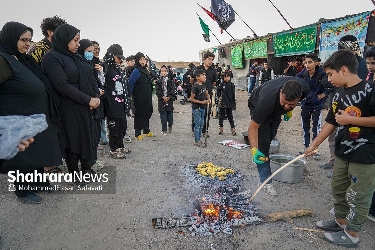 مجموعه‌های مردمی با برپایی ایستگاه‌های پذیرایی و اسکان در مسیر زائران پیاده حرم مطهر رضوی در دهه پایانی ماه صفر، خود را برای پذیرایی از زائران امام هشتم آماده می‌کنند.