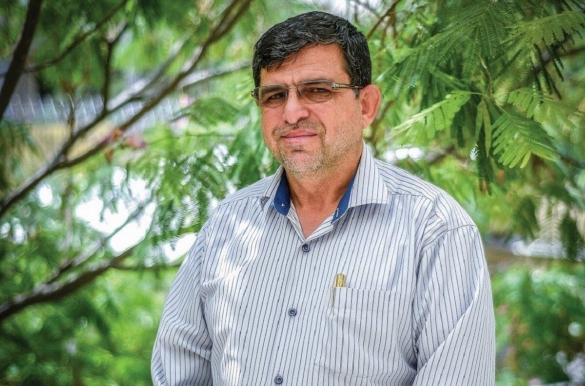 محمدرضا حائری‌زاده که در این گزارش، بر صندلی سوژه نشسته است، یکی از آزادگان سرافراز مشهدی است که در دوران اسارتش به‌خاطر تسلط بر زبان انگلیسی به‌عنوان مترجم صلیب سرخ انتخاب می‌شود و جنگ در دوران اسارت را به شکل دیگری ادامه می‌دهد.