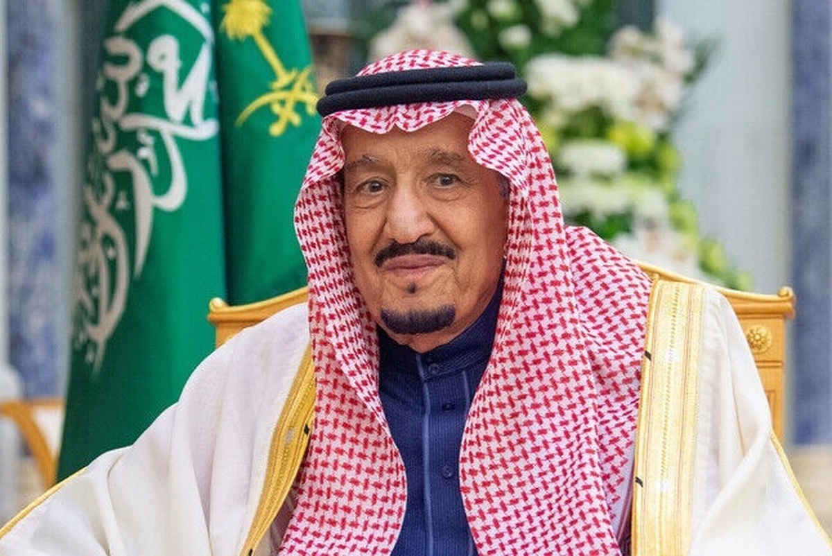 پادشاه عربستان سعودی، طی فرمانی تازه یک مقام بلندپایه دولتی و ۲ مقام عالی‌رتبه نظامی این کشور را از مسئولیتشان برکنار کرد.