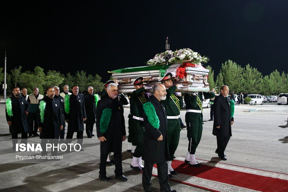 مراسم استقبال از پیکر استاد فرشچیان در فرودگاه اصفهان برگزار شد (۲۶ مرداد ۱۴۰۴) + عکس و فیلم مراسم استقبال از پیکر استاد فرشچیان در فرودگاه اصفهان برگزار شد (۲۶ مرداد ۱۴۰۴) + عکس و فیلم