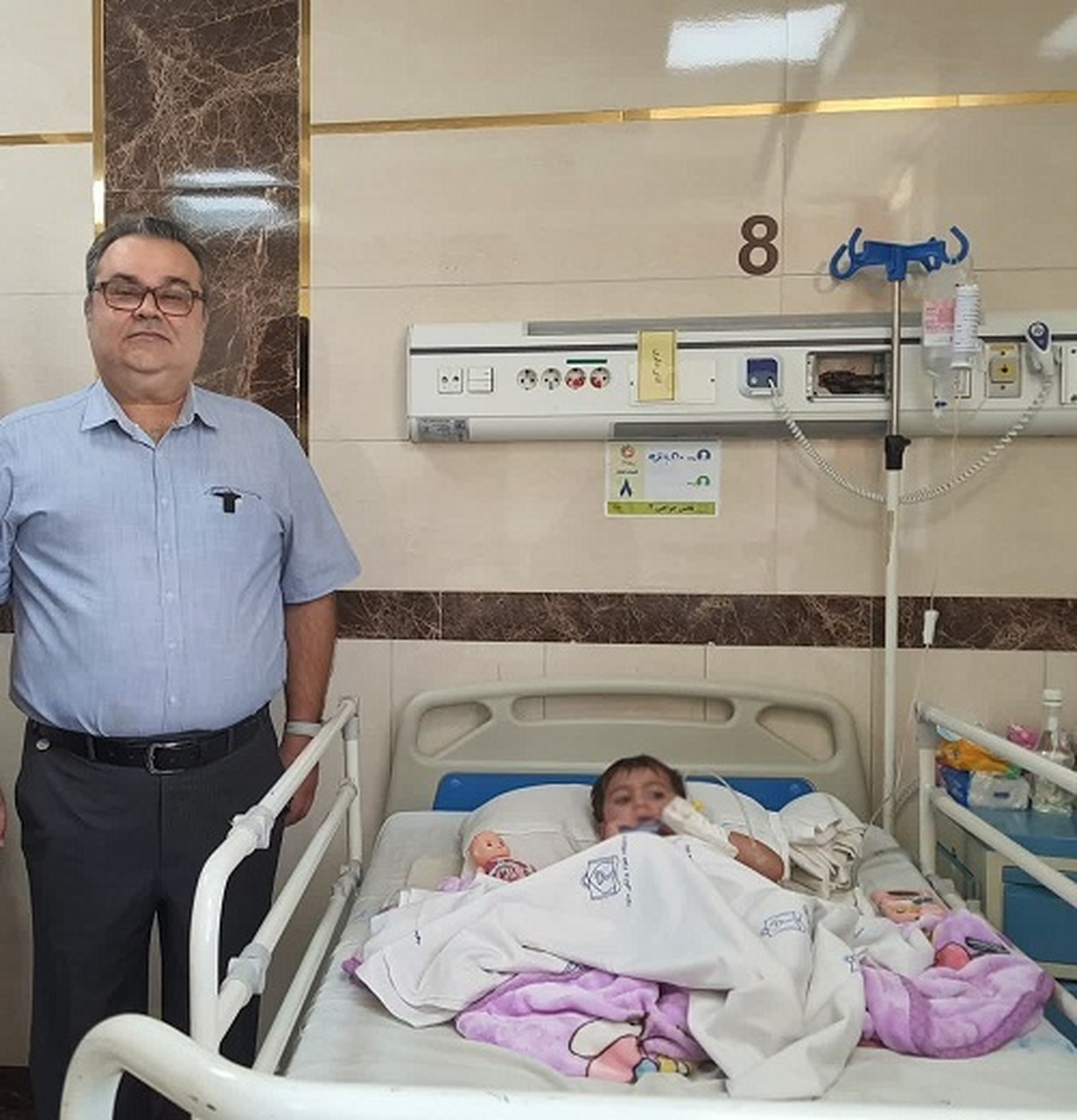 سوزنی که در بطن راست قلب کودک یک‌سال‌ و نیمه اهل چابهار فرو رفته بود، با تلاش تیم پزشکی به سرپرستی دکتر رضا باقری، فوق تخصص جراحی توراکس و عضو هیأت علمی دانشگاه علوم پزشکی مشهد، در عملی موفقیت‌آمیز در بیمارستان قائم (عج) خارج شد.