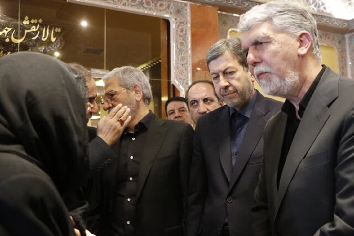 وزیر فرهنگ و ارشاد اسلامی با خانواده استاد فرشچیان دیدار و فقدان این استاد برجسته را تسلیت گفت.