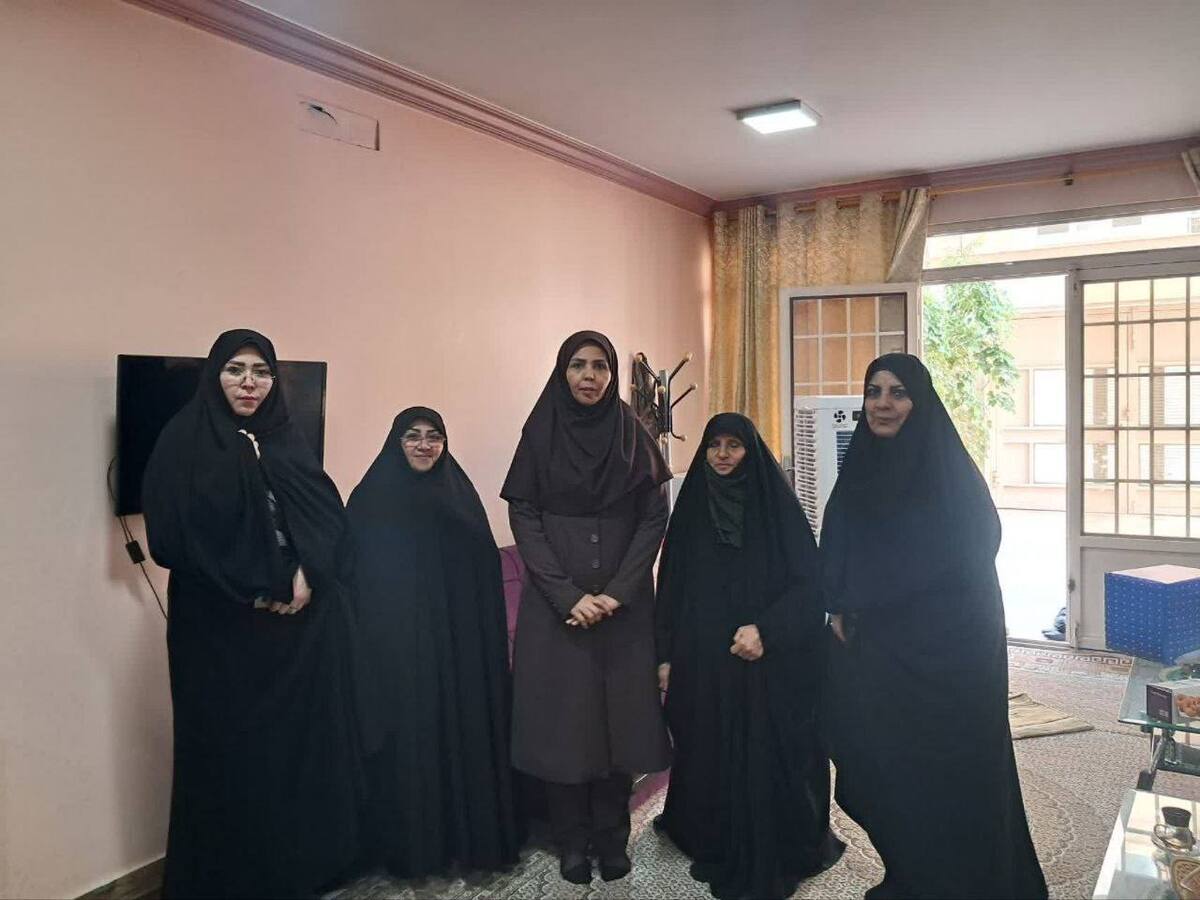 مدیرکل دفتر امور زنان و خانواده استانداری خراسان رضوی همزمان با سالروز بازگشت آزادگان به میهن اسلامی از خدیجه میرشکار، اولین بانوی اسیر ایرانی در دفاع مقدس تجلیل کرد.