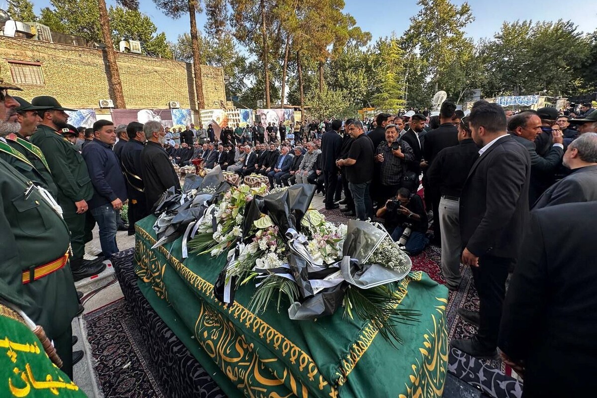 مراسم تشییع پیکر مرحوم استاد محمود فرشچیان عصر امروز (۲۷ مرداد ۱۴۰۴) با حضور خانواده، شاگردان، هنرمندان و دوستدارانش در شهر اصفهان برگزار شد.