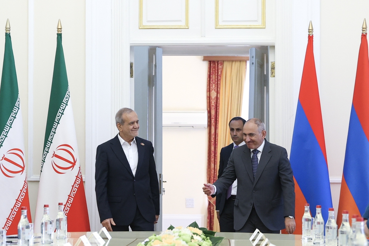 رئیس جمهور در نشست مشترک هیئت‌های عالی‌رتبه ایران و ارمنستان، بر ضرورت توجه به دغدغه‌ها، نگرانی‌ها و رعایت ملاحظات جمهوری اسلامی ایران در خصوص تحولات جدید منطقه از جمله امضای تفاهم‌نامه اخیر میان ارمنستان، جمهوری آذربایجان و آمریکا تاکید کرد.