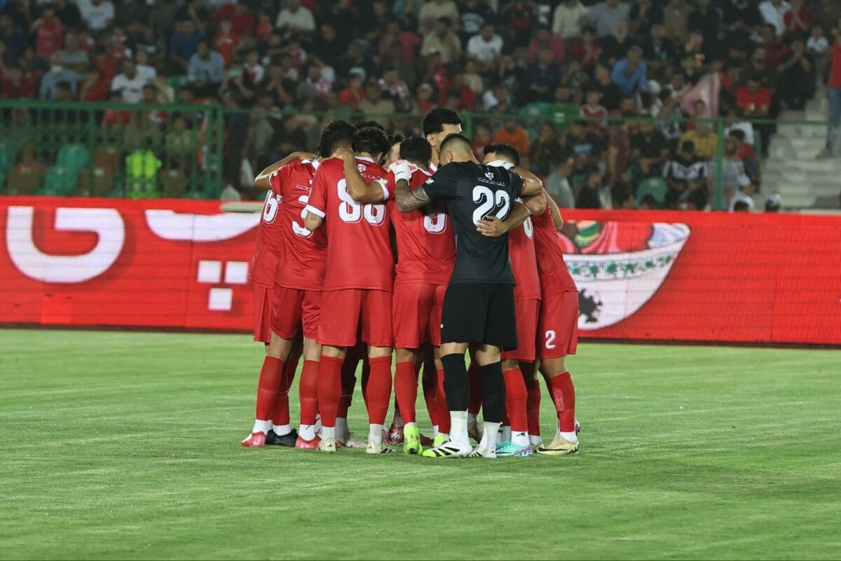 در اتفاقی نادر، بسیاری از بازیکنان و مربیان پرسپولیس در هفته اول لیگ برتر کارت بازی نداشتند و برخی با مساعدت سازمان لیگ توانستند روی نیمکت بنشینند.