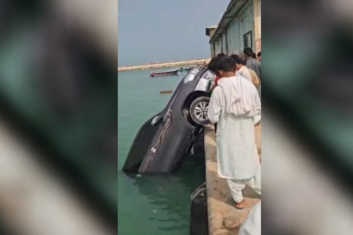 بی احتیاطی و بی دقتی یک راننده در چابهار باعث سقوط خودرو وی به دریا در اسکله پسابندر شد.