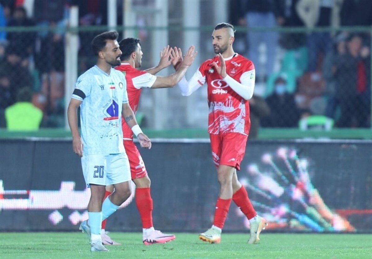 باشگاه پرسپولیس قرارداد دو بازیکن خود را با پرداخت غرامتی چند میلیارد تومانی فسخ کرد.