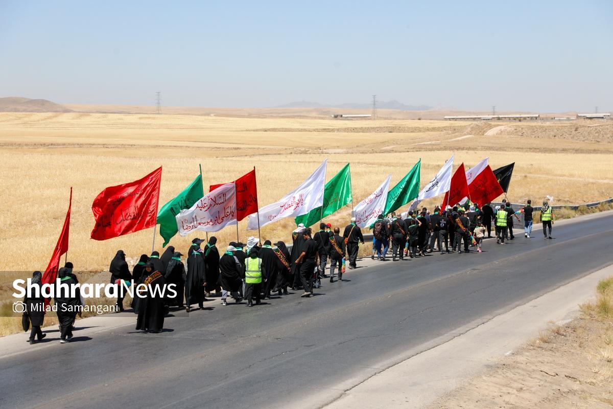 پذیرایی و خدمت‌رسانی از زائران پیاده دهه آخر صفر در جاده سرخس به مشهد با شور و شوق ادامه دارد.
