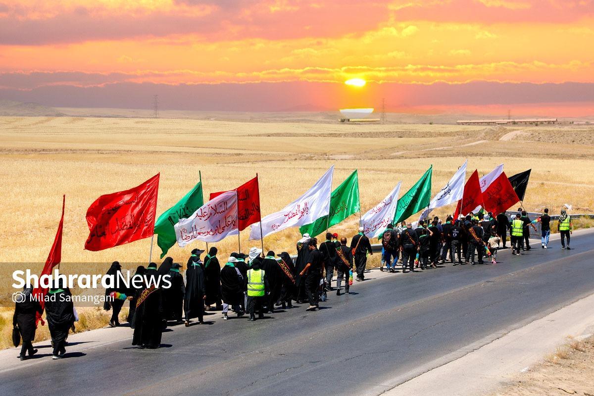 سال‌های سال است مشهدی‌ها عادت کرده‌اند به حضور مهمانانی که از دور و نزدیک می‌آیند تا روز انتهای صفر را در کنار ضریح و پیش پای آقا باشند.