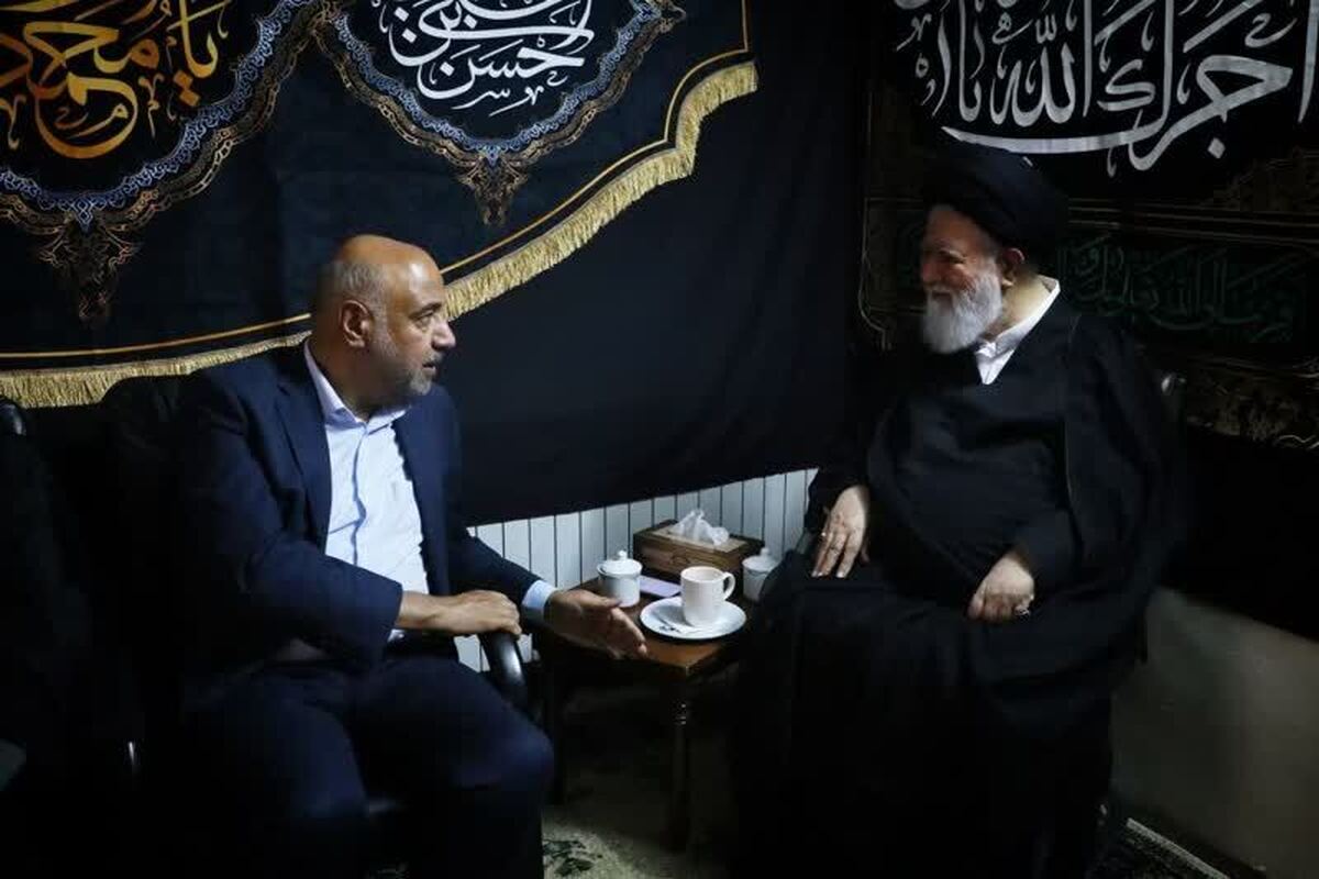 نماینده ولی‌فقیه در خراسان رضوی، با اشاره به ظرفیت‌ها و چالش‌های کلان‌شهر مشهد، بر ضرورت بهره‌گیری از مدیران بومی در این استان تأکید کرد و گفت: استفاده از نیرو‌های غیربومی نه‌تنها مشکلات موجود را برطرف نمی‌کند، بلکه روند خدمت‌رسانی را با چالش مواجه می‌سازد.