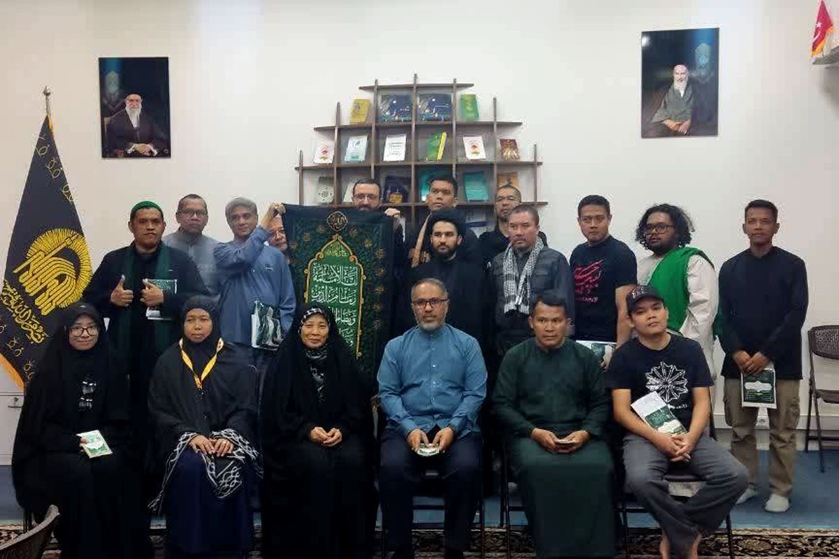 جمعی متشکل از ۲۱ زائر مالزیایی به میزبانی مدیریت زائران غیر ایرانی آستان قدس رضوی، به بارگاه منور رضوی، مشرف شدند.