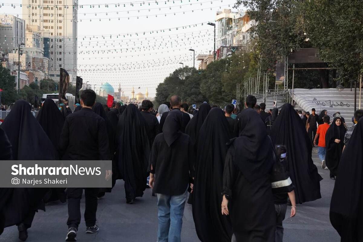 اکنون مشهد به دریای انسان‌هایی بدل شده است که از هر کوی و دیار، با پای دل و اخلاص آمده‌اند تا خود را در حریم نورانی امام مهربانی‌ها جای دهند.