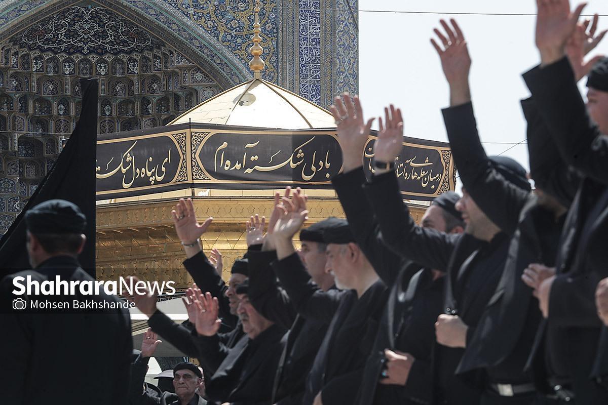 این روز‌ها موکب جوانان رضوی محل حضور کسانی است که از اقصی نقاط ایران و جهان به نیت خدمت به زائران امام رضا علیه السلام به مشهد آمده‌اند. خادمانی که هنوز گرد خدمت در مراسم اربعین را بر چهره دارند و از کربلا به شهر امام رضا (ع) آمده‌اند. در این موکب روزانه ۳۵ هزار پرس غذای گرم و بیش از ۱۲۰ هزار میان وعده محلی با عطر و طعم‌های گوناگون پخت و توزیع می‌شود.