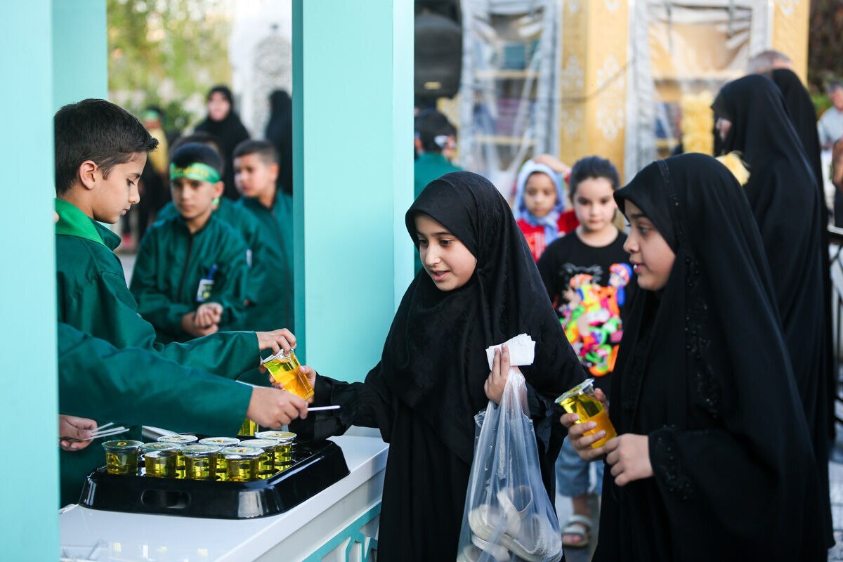 خدمت شیرین زائران کوچک امام مهربانیها در «شربتخانه امام جواد(ع)» خدمت شیرین زائران کوچک امام مهربانیها در «شربتخانه امام جواد(ع)»