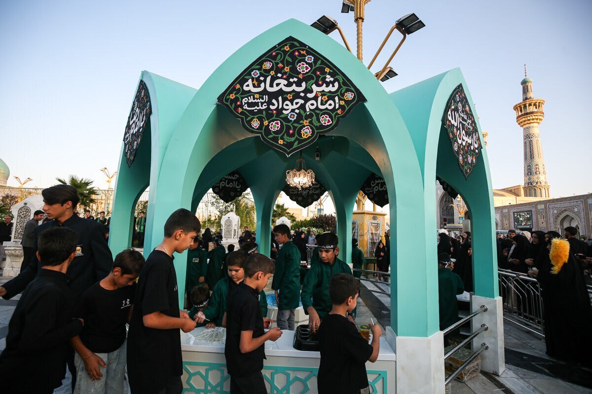 خدمت شیرین زائران کوچک امام مهربانی‌ها در «شربتخانه امام جواد(ع)»