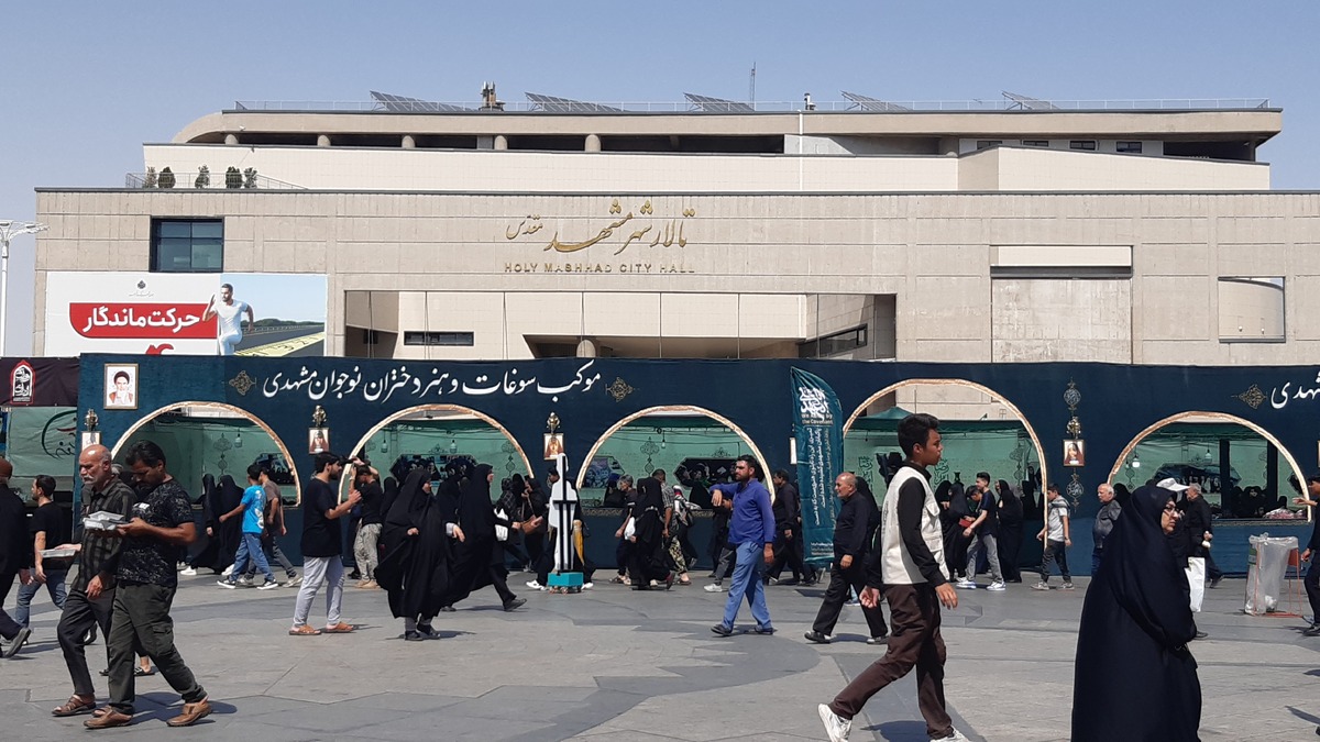 فعالیت موکبی در عرصه میدان شهدا ویژه دختران علاقمند به سوغات رضوی