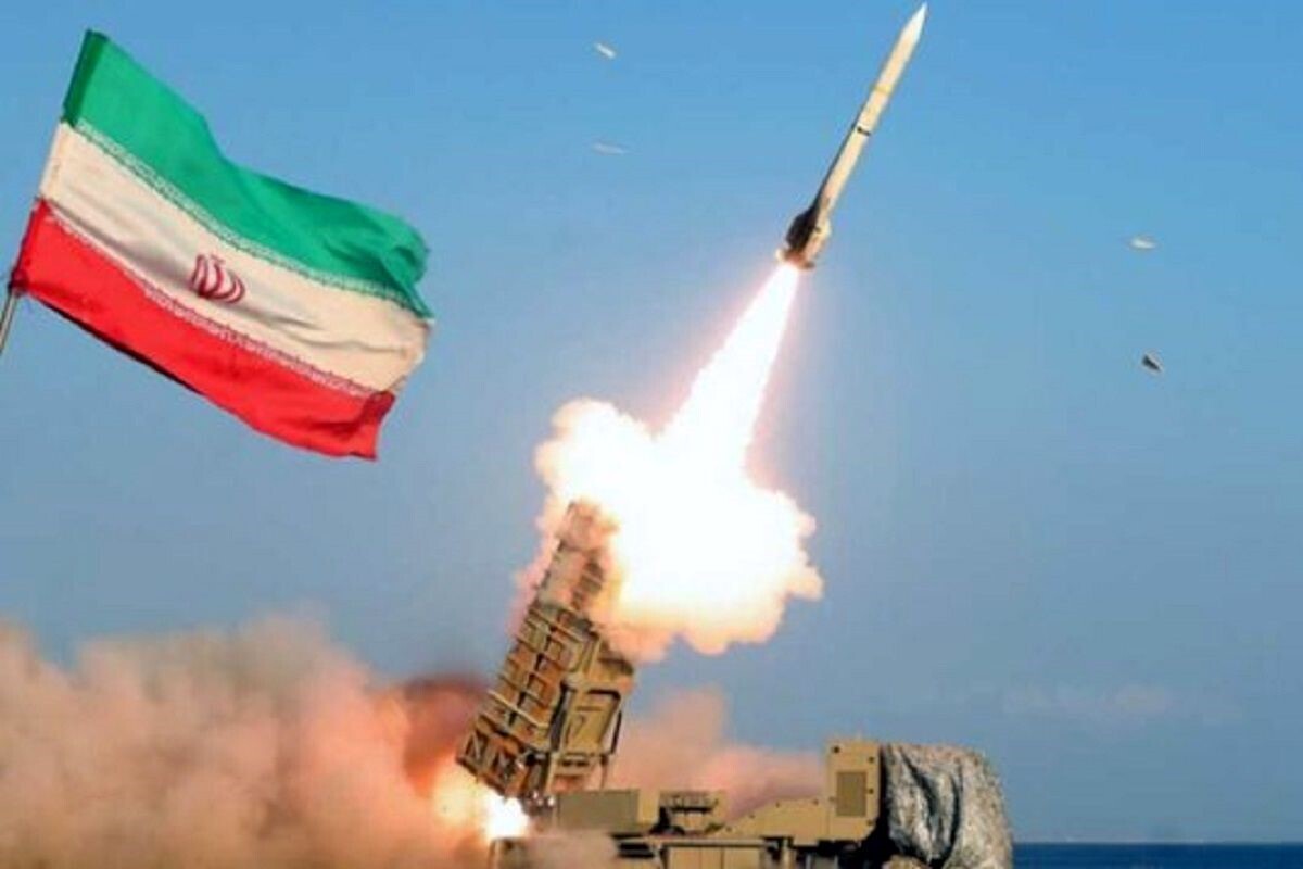 قدرت موشکی ایران، ستون راهبردی بازدارندگی دفاعی کشور، امروز به یکی از عوامل اصلی معادلات امنیتی منطقه و فراتر از آن تبدیل شده است؛ توان بومی ساخت و توسعه انواع موشک‌های بالستیک، کروز و پدافندی نه‌تنها برگ برنده ایران در میدان‌های بازدارندگی است، بلکه نشان‌دهنده عبور از مرز‌های سنتی جنگ‌افزار و ورود به مرحله‌ای از خودکفایی نظامی بی‌سابقه در غرب آسیاست.