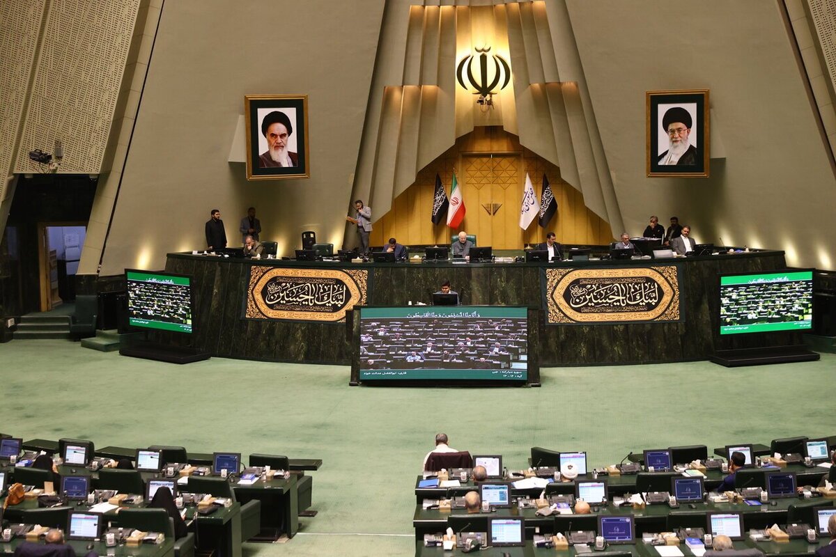 نمایندگان مردم در خانه ملت، دولت را مکلف به تسهیل در جذب نخبگان علمی خارج از کشور در مراکز آموزشی و پژوهشی، شرکت‌ها و مؤسسات دانش بنیان و سایر دستگاه‌های اجرایی کردند.
