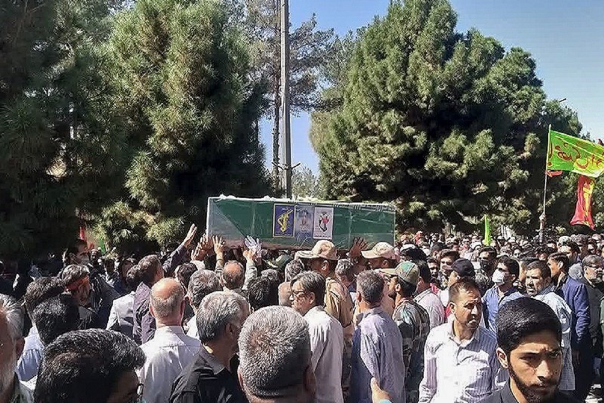مراسم تشییع شهدا معظم حادثه تروریستی حمله به دادگستری استان سیستان و بلوچستان امروز يكشنبه پنجم مردادماه از محل میدان شهدا به سمت گلزار شهدا زاهدان تشییع شد.