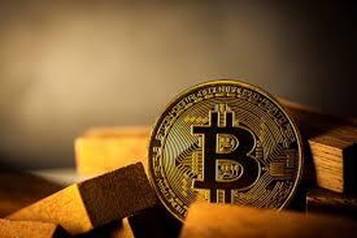 بیت‌کوین روز دوشنبه، پس از بهبودی اندک از پایین‌ترین سطح قیمتی دو هفته گذشته خود، برای مدتی بالای ۱۱۹ هزار دلار معامله شد و اکنون در زمان نگارش این مطلب به ۱۱۸ هزار و ۹۲۷ دلار رسیده، زیرا توافق آمریکا و اتحادیه اروپا ریسک‌پذیری سرمایه‌گذاران را تقویت کرده است.