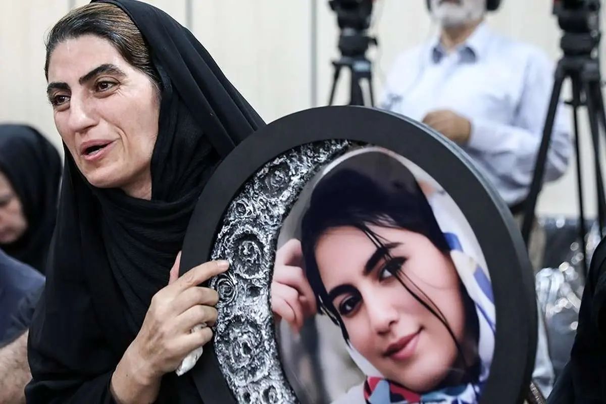 دادگاه رسیدگی به پرونده قتل «الهه حسین نژاد» امروز دوشنبه ششم مرداد با اعلام رئیس دادگاه مبنی بر رسمیت داشتن و علنی بودن آن در مجتمع شهید سلیمانی و با حضور علی القاصی مهر رئیس کل دادگستری استان تهران برگزار شد.