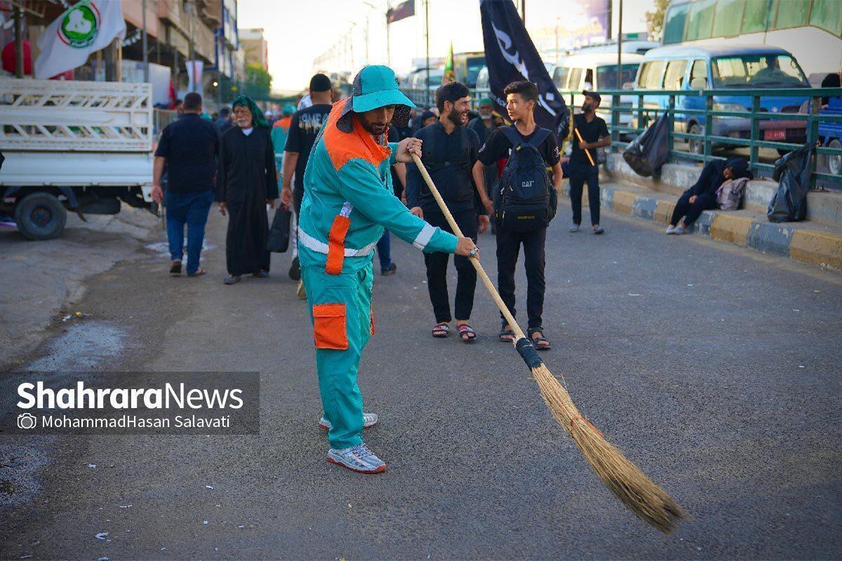 صبح امروز، خادمان حضرت خورشید دست به سینه گذاشتند و گام به گام از میدان شهدا راه کشیدند تا بارگاه قدسی امام رئوف (ع). هدف، کسب اجازه برای خدمت به سید و سالار شهیدان بود تا کاروان خدام‌الحسین (ع) شهرداری مشهد به رسم ۱۰ سال اخیر، غبار پای زائران اربعین در نجف را توتیای چشم کند.