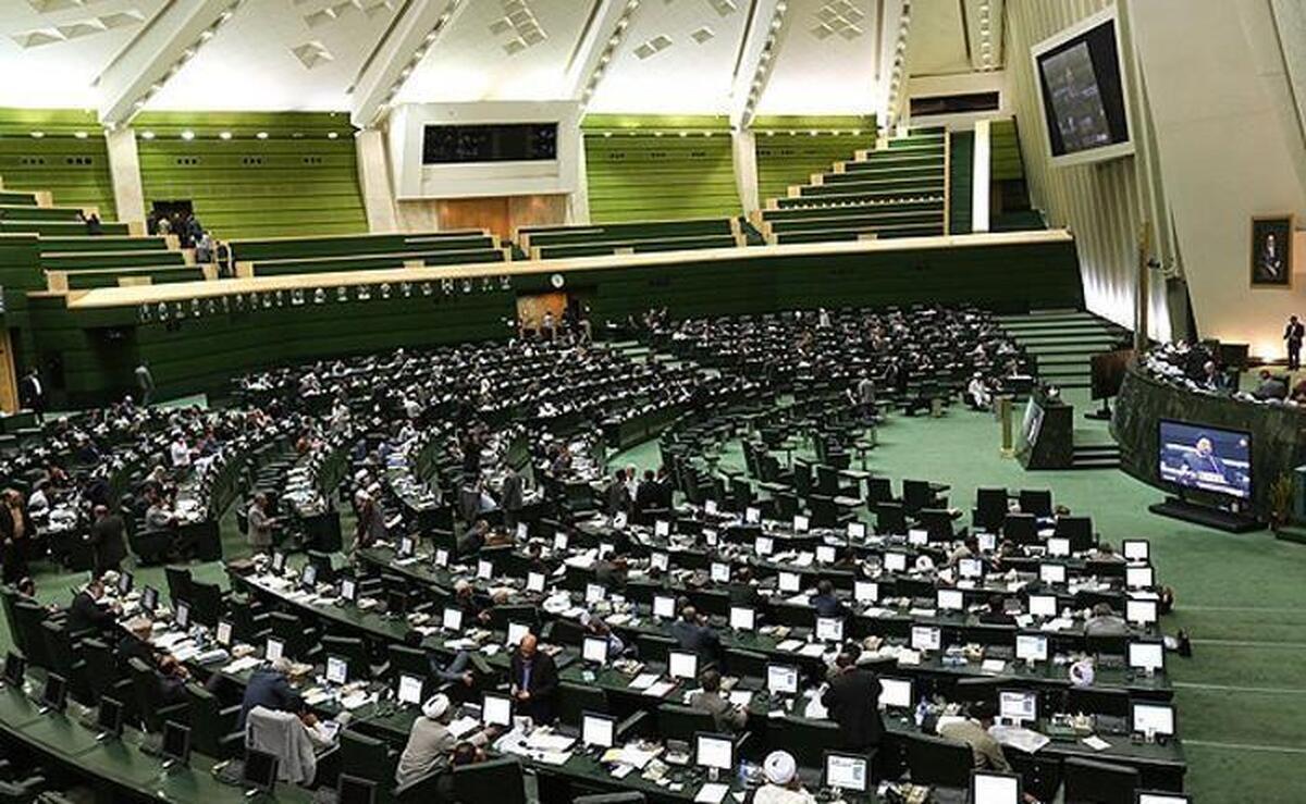 عضو هیئت‌رئیسه مجلس شورای اسلامی، اسامی ناطقان میان‌دستور جلسه علنی امروز، سه‌شنبه، را قرائت کرد.