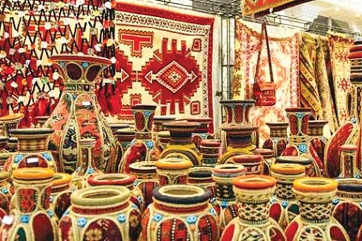 معاون صنایع‌دستی وزارت میراث‌فرهنگی از فروش ۱۰۰ میلیارد تومانی در سی‌ و هفتمین نمایشگاه ملی صنایع‌دستی خبر داد و گفت: با حضور بیش از هزار نفر از فعالان حوزه، ۸۰ هزار بازدیدکننده و انعقاد قراردادهای بین‌المللی، این نمایشگاه به نقطه عطفی در تاریخ رویدادهای هنری کشور تبدیل شد.