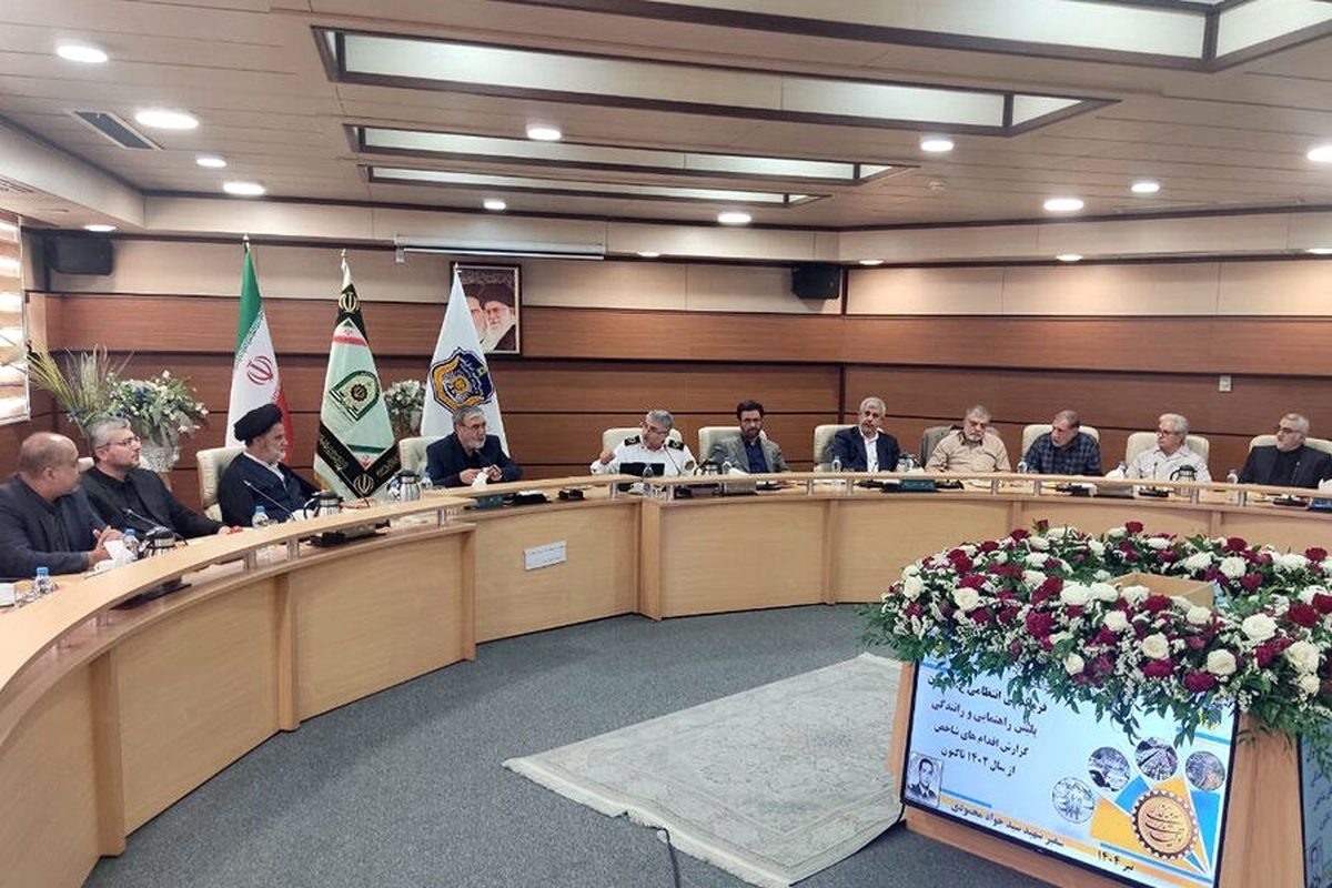 سخنگوی کمیسیون امنیت ملی و سیاست خارجی مجلس از بازدید اعضای کمیسیون امنیت از پلیس راهور و دیدار با فرمانده فراجا خبر داد و گفت: فرمانده فراجا بر آمادگی نیروی انتظامی برای برقراری نظم و امنیت تأکید کرد.