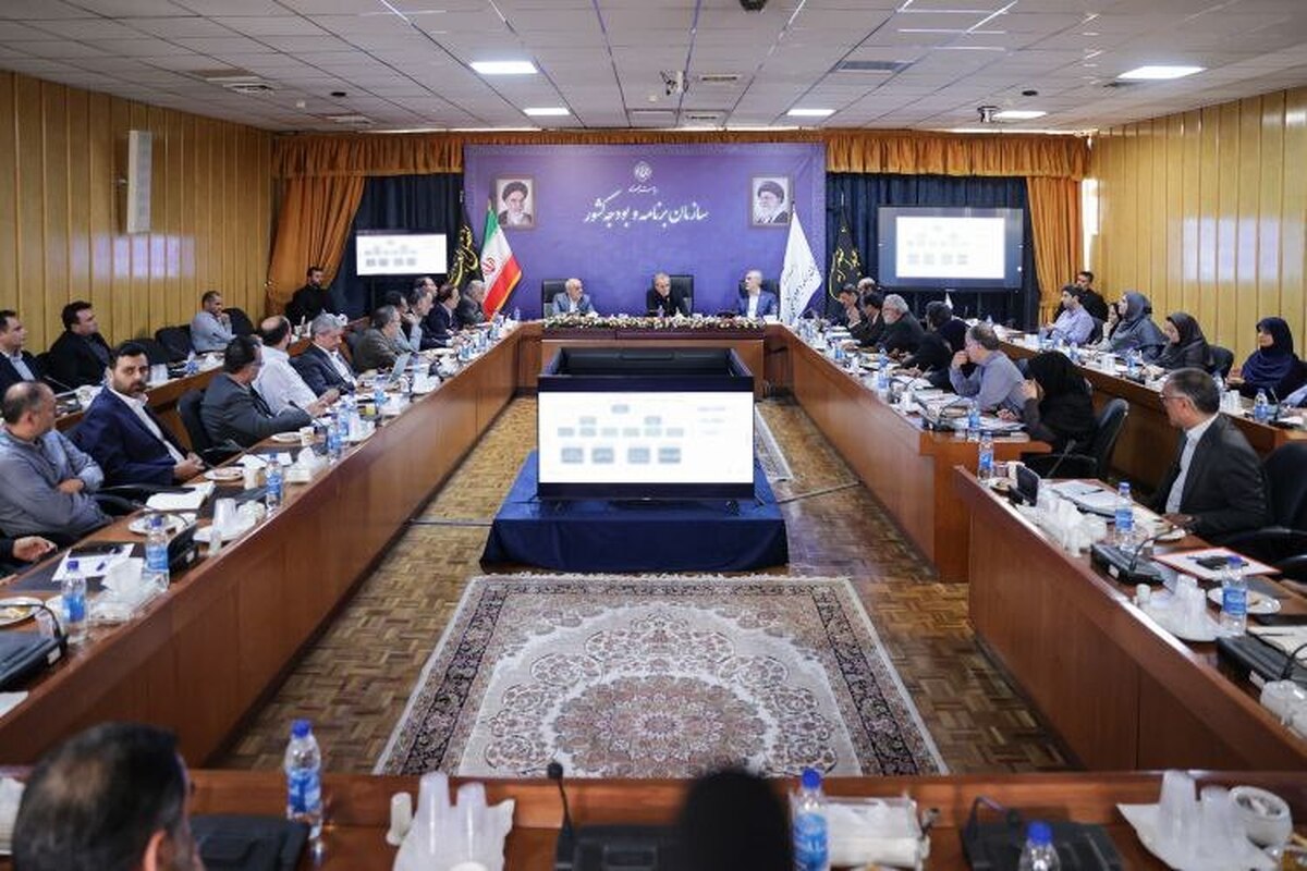 رئیس جمهور با تبیین هفت مأموریت کلیدی که باید در تدوین لایحه بودجه ۱۴۰۵ مدنظر قرار گیرد، بر ضرورت تحول در شیوه‌های سنتی برنامه‌ریزی مالی تأکید کرد و اظهار داشت: ساختار بودجه‌ریزی کشور باید متناسب با واقعیت‌های اقتصادی، اجتماعی و اقلیمی کشور اصلاح شود و بر مبنای بهره‌وری، مسئولیت‌پذیری و مشارکت عمومی بازتعریف شود.