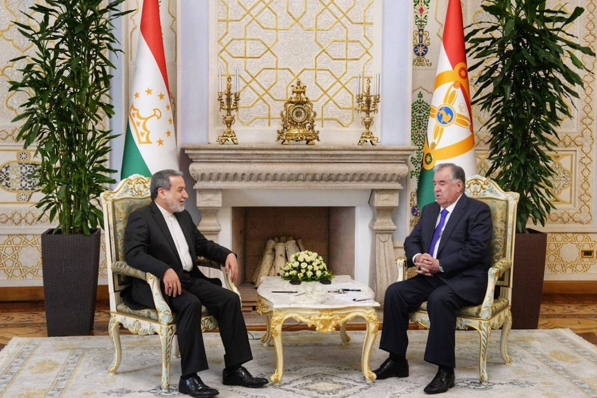 وزیر خارجه ایران در دیدار رئیس‌جمهور تاجیکستان، بر عزم ایران برای گسترش روابط با تاجیکستان در همه زمینه‌های مورد علاقه دو کشور تاکید کرد.