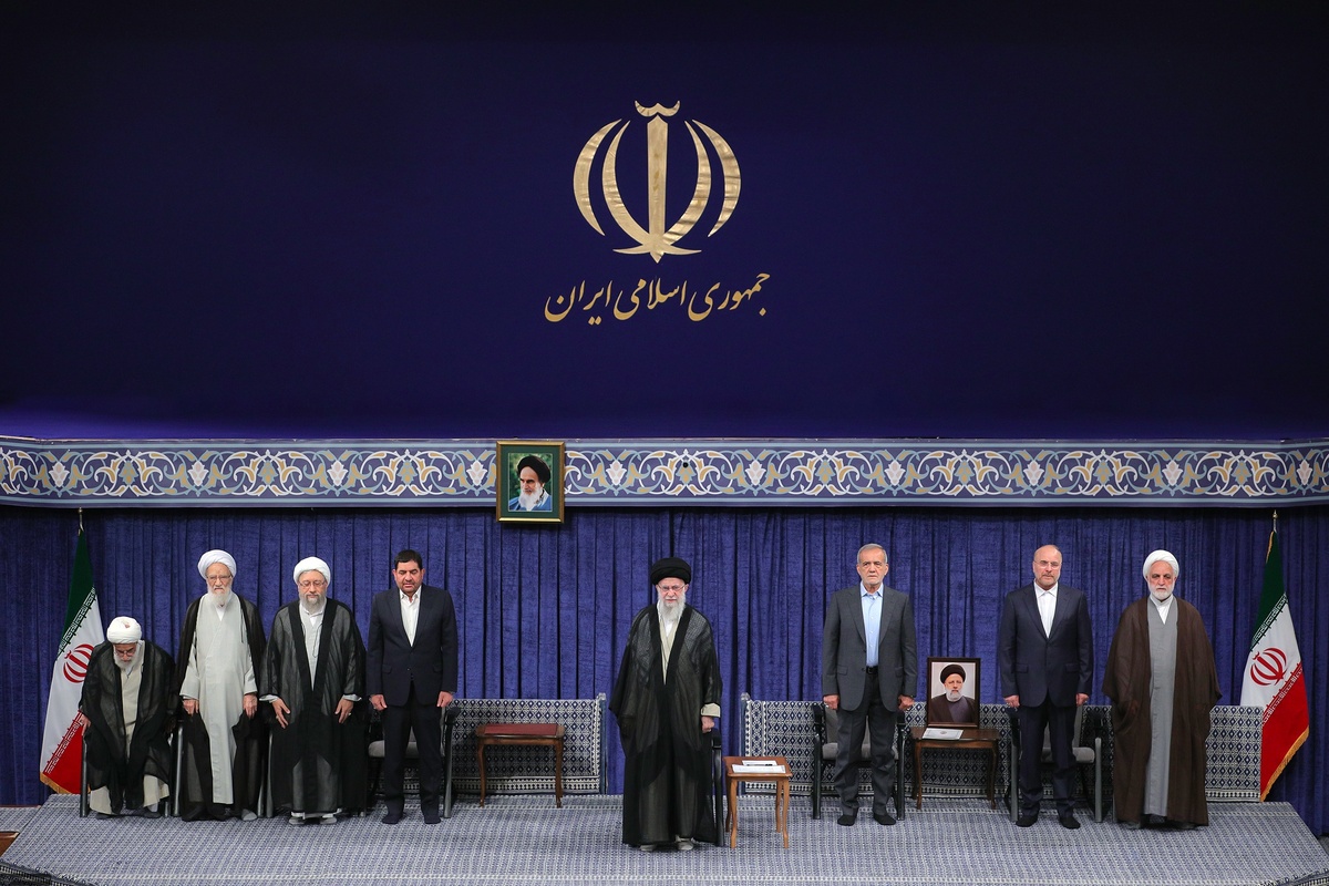 آن‌چه را درخصوص کارنامه یکساله پزشکیان و دولتش باید منصفانه به آن اذعان کرد تبعیت واقعی، عملی و قابل تحسین رئیس‌دولت چهاردهم از منویات رهبر معظم انقلاب بوده است. متقابلا رهبر انقلاب نیز از ابتدای انتخاب مسعود پزشکیان از جانب مردم به سمت ریاست جمهوری از شخص رئیس‌جمهور و دولت نهایت حمایت را به عمل آورده‌اند.