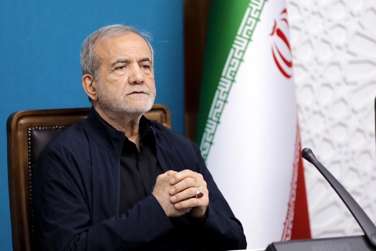 رئیس‌جمهور با تجلیل از ایستادگی مردم در مقابل تجاوز‌های اخیر، گفت: ۱۲ روز ایستادگی جانانه نیرو‌های نظامی، امنیتی و مردمی ما، برگ زرینی در تاریخ ایران ثبت کرد و باعث افتخار و غرور همه مسلمانان شد.