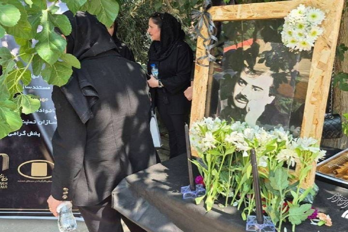 مراسم خاکسپاری زنده‌یاد مهران زینت‌بخش صبح امروز پنجشنبه نهم مردادماه در قطعه هنرمندان برگزار شد.