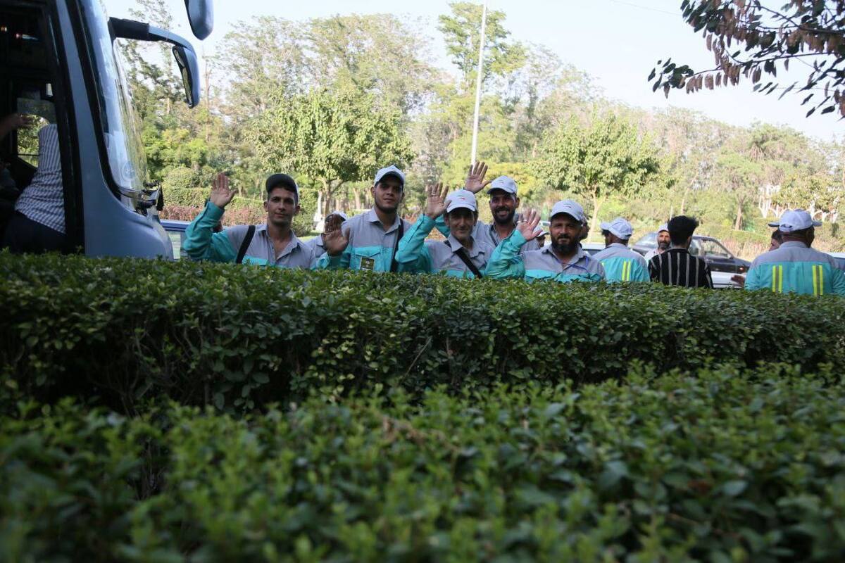 سفرشان زیارت نیست، اما رنگ زیارت دارد؛ راهی نجف شده‌اند نه برای خودشان، که برای زائران حسین (ع).
 این مسیر از دل‌هایی می‌گذرد که وقف او شده‌اند.
پاکبانانی که به عشق حسین (ع) و دلدادگانش از مشهد الرضا (ع) راهی نجف شدند تا مسیر دل را برای زائران اربعین هموار کنند.