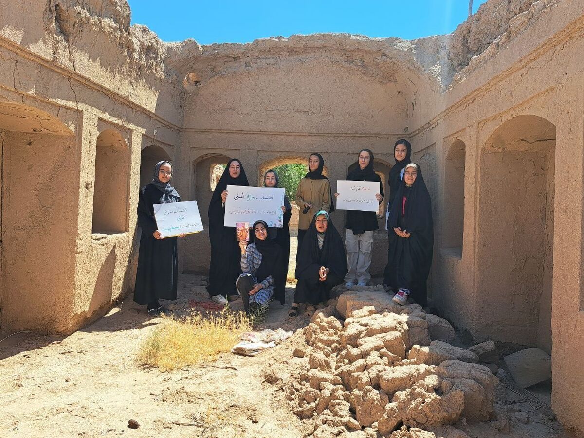 همت دختران ابویسان با کتاب «گرتا تونبرگ» و  احیای کوچکترین ارگ خشتی جهان
