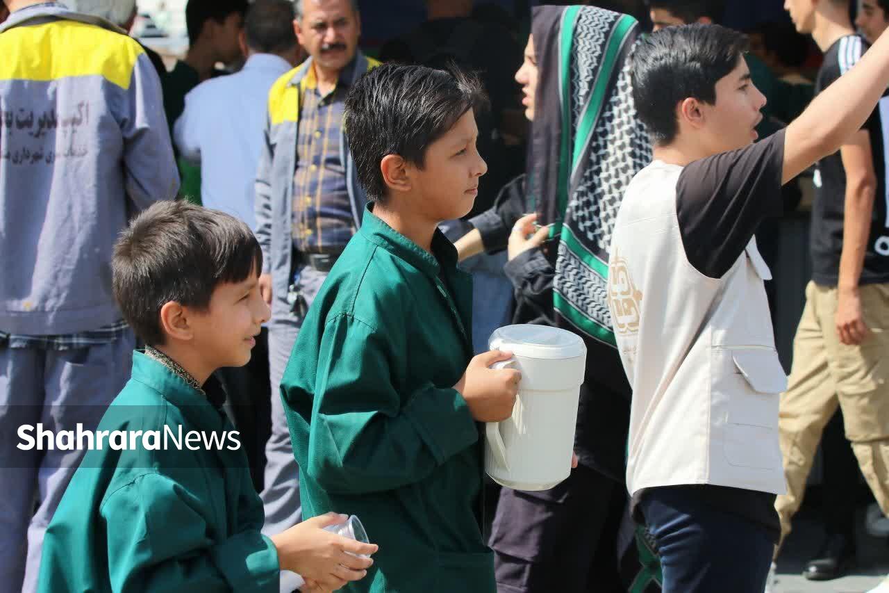 سههزار نوجوان مشهدی داوطلبانه به زائران امام رضا (ع) خدمت رسانی میکنند سههزار نوجوان مشهدی داوطلبانه به زائران امام رضا (ع) خدمت رسانی میکنند