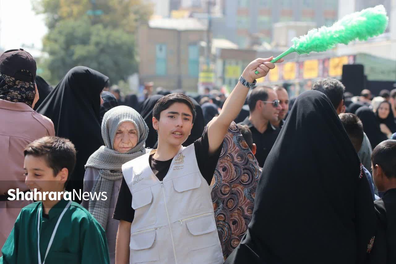 سههزار نوجوان مشهدی داوطلبانه به زائران امام رضا (ع) خدمت رسانی میکنند سههزار نوجوان مشهدی داوطلبانه به زائران امام رضا (ع) خدمت رسانی میکنند